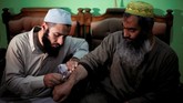 Bermula dari membaca manfaat lebah dalam Al-Quran, Abulhassan percaya bahwa sengatan lebah bisa menghilangkan rasa sakit dan menyembuhkan penyakit seperti reumatik. (REUTERS/Amr Abdallah Dalsh)