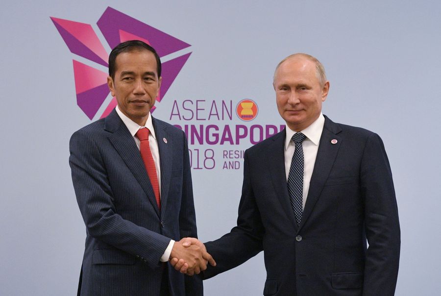 Presiden Indonesia Joko Widodo dan Presiden Rusia Vladimir Putin menghadiri pertemuan di sela-sela KTT ASEAN-Rusia di Singapura, 14 November 2018. Sputnik / Alexei Druzhinin / Kremlin via REUTERS