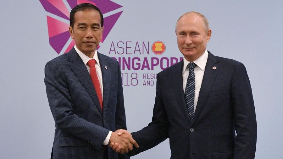 Indonesian President Joko Widodo and Russian President Vladimir Putin attend a meeting on the sidelines of the ASEAN-Russia Summit in Singapore, November 14, 2018. Sputnik/Alexei Druzhinin/Kremlin via REUTERS ATTENTION EDITORS - THIS IMAGE WAS PROVIDED BY A THIRD PARTY.