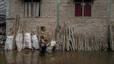 Sebanyak 2.707 rumah di Kabupaten Cilacap, terdampak banjir dengan ketinggian mencapai 70cm akibat cuaca ekstrim yang memicu curah hujan dengan intesitas tinggi selama dua hari terakhir. ANTARA FOTO/Idhad Zakaria