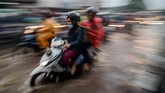 Pengendara melintasi banjir di Jalan A.H Nasution, Bandung, Selasa (13/11/2018). Curah hujan tinggi pada Selasa (13/11) sore yang terjadi di Bandung menyebabkan genangan setinggi 15 hingga 30 sentimeter di beberapa tempat di Kota Bandung. ANTARA FOTO/Raisan Al Farisi/ama.