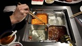 Para pelanggan di restoran ini bisa memilih rasa dan tingkat kepedasan sup yang ingin mereka makan lewat aplikasi.
