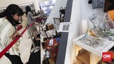 Untuk melihat katalog barang yang dilelang, calon peserta lelang bisa memindai kode batang (barcode) lewat ponsel yang telah disediakan panitia. (CNNIndonesia/Safir Makki).