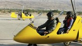 Bagi yang ingin terbang lebih lama dan jauh bisa menyewa gyrocopter ini dengan harga 160 JD (sekitar Rp3,7 juta) per orang selama 60 menit.