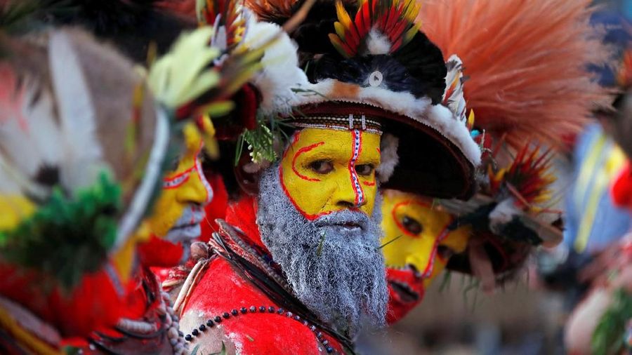 Traditional dancers from the Southern Highlands of Papua New Guinea wait for Chinese President Xi Jinping to arrive ahead of the Asia-Pacific Economic Cooperation (APEC) Summit, in Port Moresby,  Papua New Guinea, November 15, 2018. REUTERS/David Gray