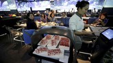 A robot server carrying dishes to fulfill diners' order arrives at a table in Haidilao's new artificial intelligence hotpot restaurant in Beijing, China, November 14, 2018. Picture taken November 14, 2018. REUTERS/Jason Lee TPX IMAGES OF THE DAY