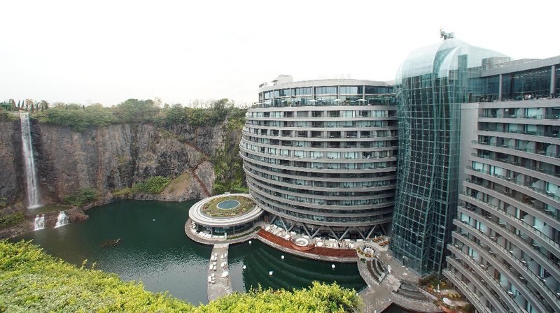 Shanghai Shimao Group memiliki investasi US $ 555 juta dalam proyek ini.