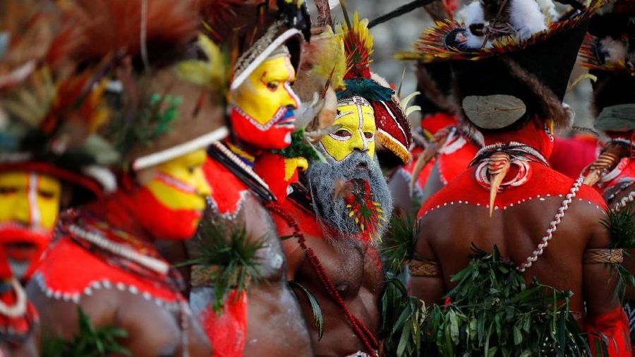Traditional dancers from the Southern Highlands of Papua New Guinea wait for Chinese President Xi Jinping to arrive ahead of the Asia-Pacific Economic Cooperation (APEC) Summit, in Port Moresby, Papua New Guinea, November 15, 2018. REUTERS/David Gray
