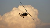 Gyrocopter milik Royal Aero Sports Club terbang di atas kawasan Laut Mati, Yordania.