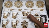 Di antara 58 barang gratifikasi sitaan KPK yang dilelang Kemenkeu, ada juga barang pecah belah. Seperti, parsel tea set yang dibuka mulai dari Rp263 ribu. (CNNIndonesia/Safir Makki).