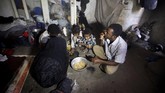 Begitu parah kemiskinan akibat perang di Yaman, Perserikatan Bangsa-Bangsa memperkirakan setengah populasi negara itu akan terkena bencana kelaparan. (Reuters/Mohamed al-Sayaghi)