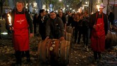 Pusat perayaan biasanya digelar di Kota Lyon. Dalam perayaan, sejumlah petani anggur bakal mendorong Beaujolais Nouveau ke pusat kota sebelum botol anggur itu dibuka. (REUTERS/Emmanuel Foudrot)