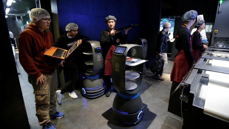 Bagi pencetus restoran, robot pelayanan ini memungkinkan mereka untuk menurunkan biaya tenaga kerja dan meningkatkan efisiensi.