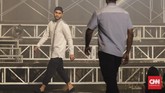 Ivan menampilkan kemeja lengan pendek dan lengan panjang dengan motif sederhana. Teknik patchwork dan potongan yang besar, serta kerah ringan jadi ciri khas koleksi. Baju ini dipadankan dengan celana 7/8 dan celana longgar. (CNNIndonesia/Adhi Wicaksono)