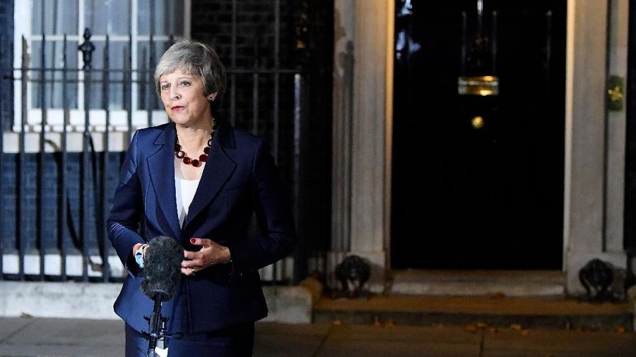 Perdana Menteri Inggris Theresa May menghadapi hari pembalasan, Senin, karena anggota parlemen dari partainya mencoba untuk memicu mosi tidak percaya.