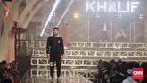 Peragaan ini dimulai dengan serangkaian busana kasual yang terdiri dari kaus bergaya distro. Motif garis-garis tampak mendominasi koleksi ini. Ada pula kaus polo yang dipadukan dengan celana jins panjang. (CNNIndonesia/Adhi Wicaksono)
