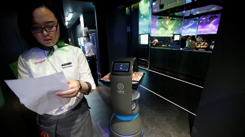 Bagi pencetus restoran, robot pelayanan ini memungkinkan mereka untuk menurunkan biaya tenaga kerja dan meningkatkan efisiensi.