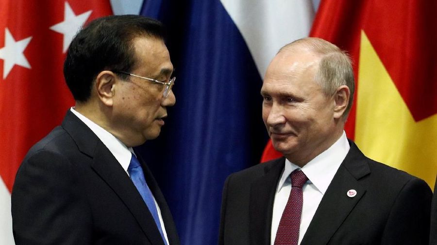 Russia's President Vladimir Putin speaks with China's Premier Li Keqiang at the East Asia Summit in Singapore November 15, 2018. REUTERS/Edgar Su