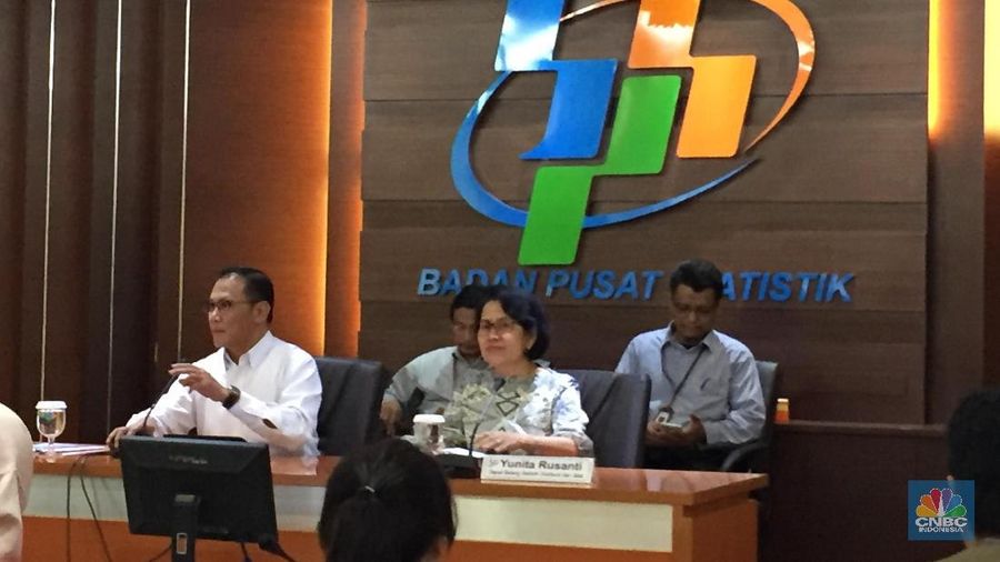 Badan Pusat Statistik (BPS) melaporkan terjadi defisit neraca dagang pada Oktober 2018.