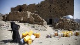 Bombardir koalisi pimpinan Arab Saudi yang menggempur kelompok pemberontak Houthi juga memegang andil besar dalam pengurangan jumlah warga sipil di Hudaidah. (Reuters/Mohamed al-Sayaghi)