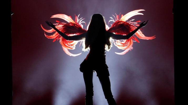 A model presents a creation during the 2018 Victoria's Secret Fashion Show in New York City, New York, U.S., November 8, 2018. REUTERS/Mike Segar