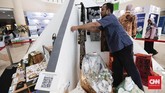 Barang lelang lainnya, yaitu dasi merek Hermes dibanderol mulai Rp739 ribu, parfum Bottega Veneta Rp788 ribu, dan ikat pinggang Louis Vuitton seharga Rp88 ribu. (CNNIndonesia/Safir Makki).