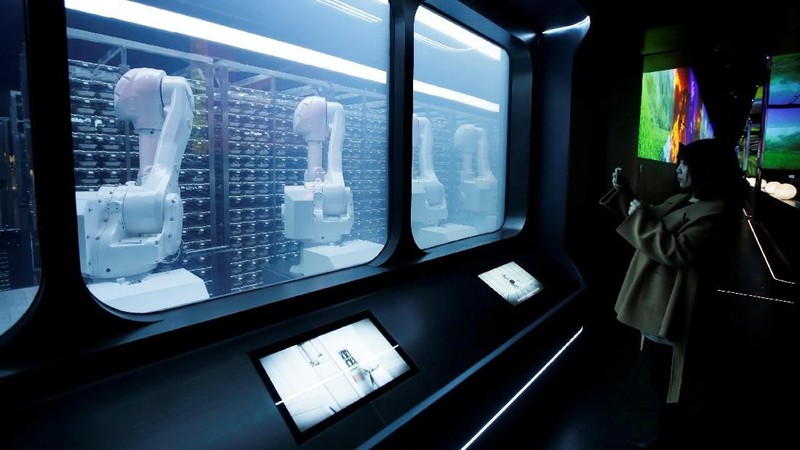 Bagi pencetus restoran, robot pelayanan ini memungkinkan mereka untuk menurunkan biaya tenaga kerja dan meningkatkan efisiensi.
