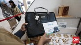 Beberapa barang yang dilelang, antara lain logam mulia, tas, kain batik, jam tangan, vas, keris, perangkat penyaji makanan, voucher belanja, hingga uang elektronik. (CNNIndonesia/Safir Makki).
