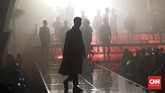 Pria yang akrab disapa Igun itu menyulap Empirica dengan panggung pertunjukan bertingkat tiga. Di panggung megah itu, para model berjalan memamerkan koleksi anyar siap pakai untuk pria muda dan dewasa kelas menengah. (CNNIndonesia/Adhi Wicaksono)
