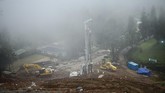 Alat berat beroperasi pada proyek penanganan longsor di Ciloto, Puncak, Kabupaten Cianjur, Jawa Barat, Jumat (16/11). (ANTARA FOTO/Raisan Al Farisi)