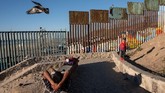 Para imigran itu harus menunggu di tenda-tenda perbatasan sampai permintaan suaka atau izin masuk mereka diterima otoritas. (AFP Photo/Guillermo Arias)