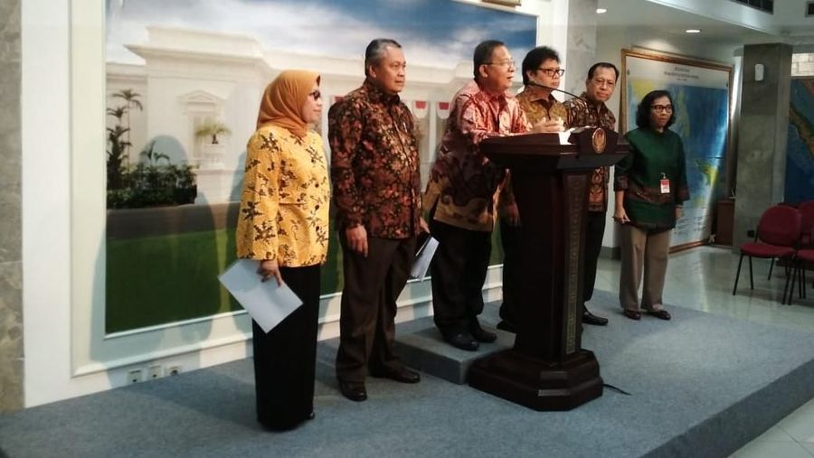Kebijakan itu adalah membuka 54 bidang usaha kepada pihak asing dan tertuang dalam revisi daftar negatif investasi (DNI).