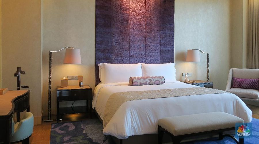 Dampak corona terhadap bisnis hotel semakin kuat, sampai-sampai pengusaha hotel sudah merumahkan karyawan.