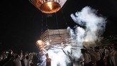 Acara ini pada mulanya dibuat sebagai perkenalan agama Budha di Myanmar, yang juga diyakini berasal dari Festival Kattika yang dibuat sebagai persembahan planet penjaga Bumi dalam astrologi Hindu. (AFP/Ye Aung THU)