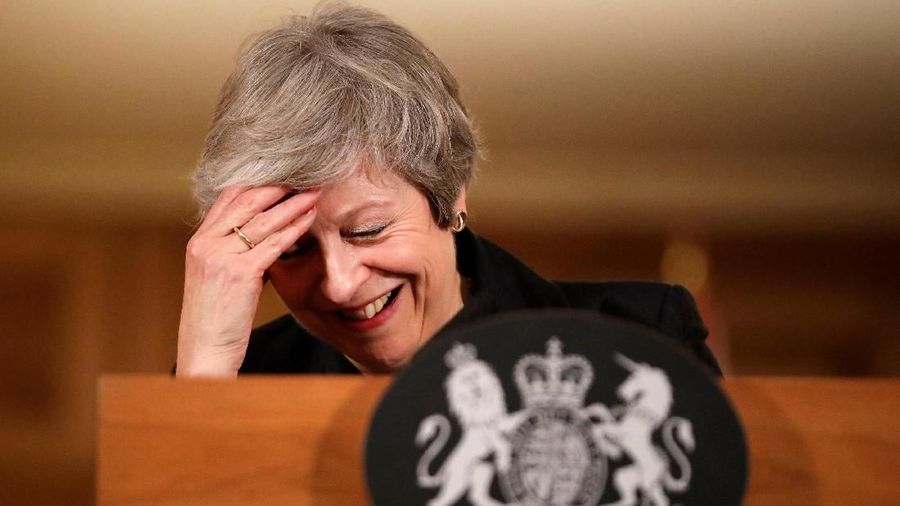 Theresa May disebut ingin menunda voting Selasa pekan depan, namun ada yang bilang agenda tetap berjalan. 