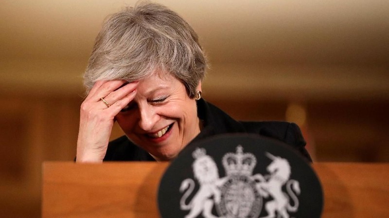 Theresa May berjuang meloloskan rancangan kesepakatan keluarnya Inggris dari Uni Eropa (UE) atau Brexit dan masa depan karir politiknya di parlemen.