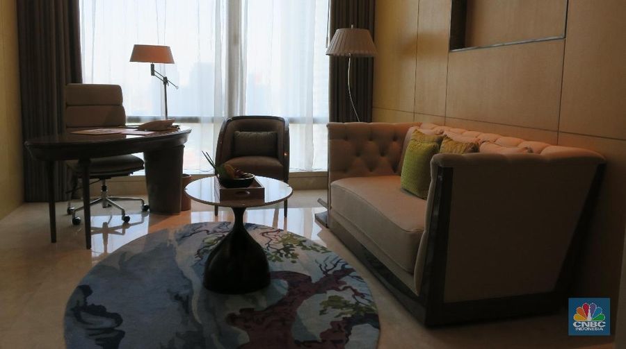 Kamar Raffles Suites terletak di lantai 25 Hotel Raffles, Jakarta. Kemegahan serta kamar yang begitu luas.
