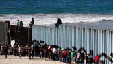 Kabur dari kemiskinan dan kekerasan di Honduras, ribuan pengungsi masih harus menghadapi kesengsaraan ketika mereka tak dapat memasuki tanah impian mereka di Amerika Serikat karena tertahan di perbatasan Meksiko. (Reuters/Jorge Duenes)