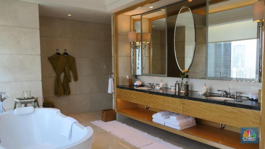 Kamar Raffles Suites terletak di lantai 25 Hotel Raffles, Jakarta. Kemegahan serta kamar yang begitu luas.