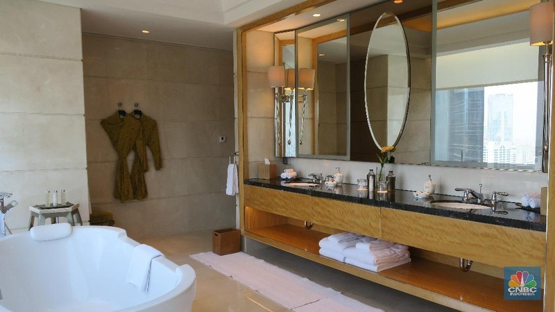 Kamar Raffles Suites terletak di lantai 25 Hotel Raffles, Jakarta. Kemegahan serta kamar yang begitu luas.