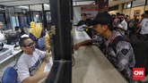 Direktur Lalu Lintas Polda Metro Jaya Kombes Yusuf menjelaskan penghapusan hanya dilakukan pada sanksi berupa denda bagi pemilik kendaraan yang telat membayarkan pajaknya. Sementara untuk nilai pokok pajak kendaraan akan bernilai tetap.(CNNIndonesia/Adhi Wicaksono)