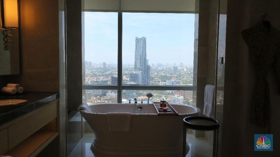 Kamar Raffles Suites terletak di lantai 25 Hotel Raffles, Jakarta. Kemegahan serta kamar yang begitu luas.