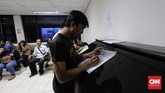 Warga mengurus surat-surat kendaraan bermotor di Kantor Samsat Polda Metro Jaya, Jakarta, Jumat, 16 November 2018.(CNNIndonesia/Adhi Wicaksono)