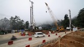 Kendaraan melintasi proyek penanganan longsor di Ciloto, Puncak, Kabupaten Cianjur, Jawa Barat, Jumat (16/11). (ANTARA FOTO/Raisan Al Farisi)