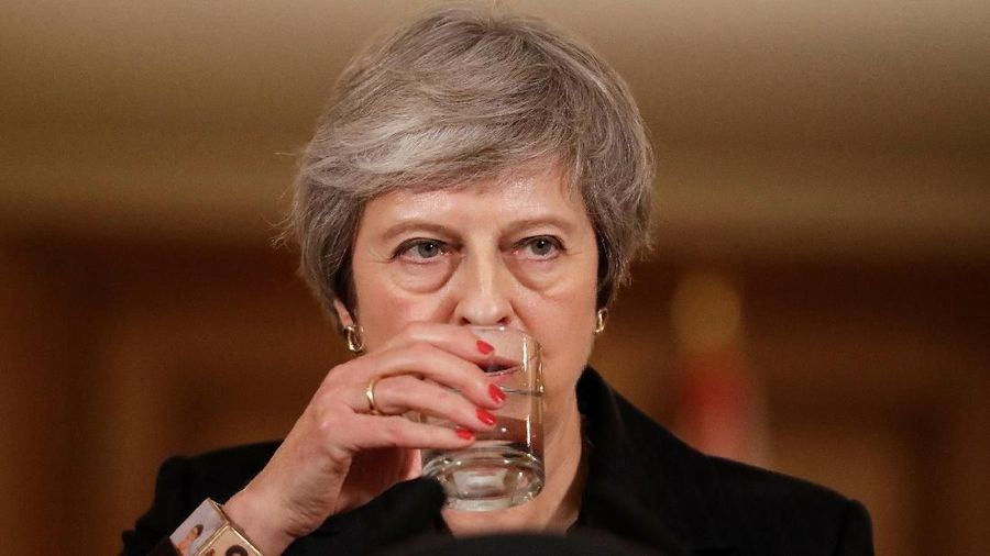 Posisi PM Inggris Theresa May sementara aman.