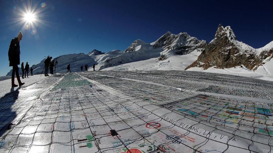 A general view shows 100,000 postcards with messages against climate change, sent by young people from all over the world and stuck together to break the Guinness World Record of the biggest postcard on the Jungfraufirn, the upper part of Europe's longest glacier, the Aletschgletscher, near Jungfraujoch, Switzerland November 16, 2018.   REUTERS/Arnd Wiegmann