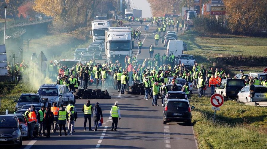 Para demonstran berusaha untuk memblokir jalan tol serta akses ke depot bahan bakar.