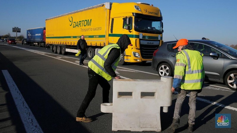 Para demonstran berusaha untuk memblokir jalan tol serta akses ke depot bahan bakar.