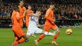 Bek timnas Prancis Lucas Digne (tengah) mendapat kawalan ketat dari pemain Belanda Georginio Wijnaldum and Marten de Roon. Dalam laga tersebut Digne tampil selama 90 menit. (REUTERS/Toussaint Kluiters)