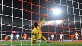 Memphis Depay menggandakan keunggulan timnas Belanda menjadi 2-0 lewat tendangan penalti pada menit ke-90+6. Eksekusi penalti ala 'Panenka' Depay sukses mengecoh kiper Lloris. (REUTERS/Toussaint Kluiters)